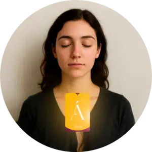 Mujer relajándose tras una lectura de tarot telefónico con los arcanos