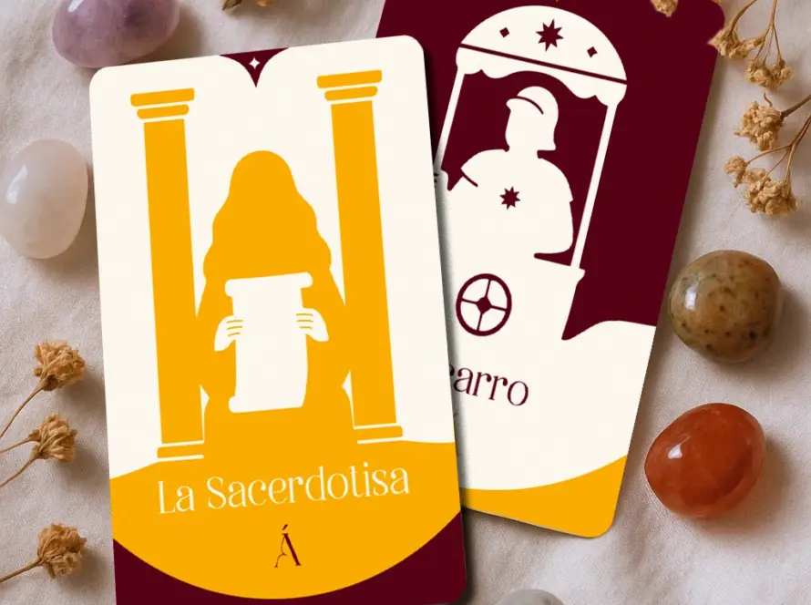 Combinación de la Sacerdotisa y El Carro en el Tarot.
