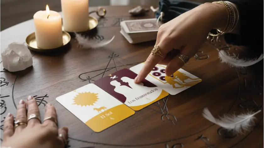 Errores más comunes al interpretar combinaciones del tarot (y cómo evitarlos)