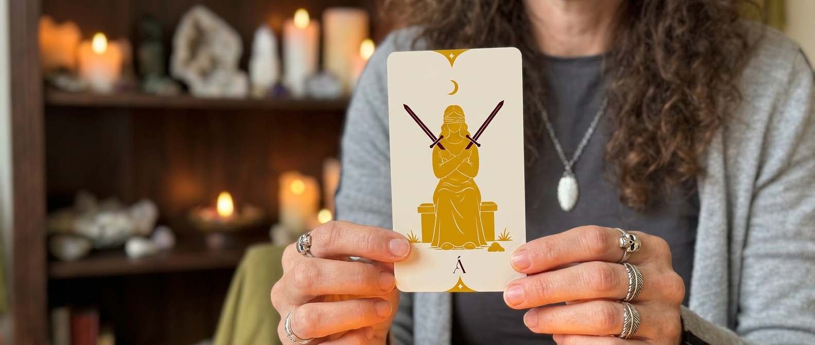 Carta Dos de Espadas en el Tarot. Las Espadas te guían a través de Ángeles.