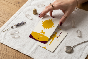 Combinación de El Sol y la Sota de Espadas en el Tarot